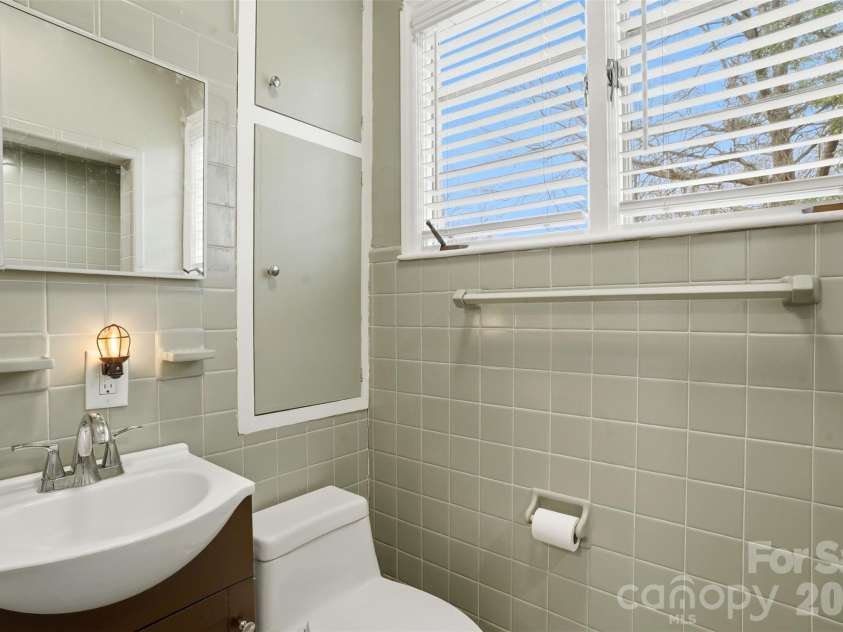 2637 Armstrong Circle, Gastonia, NC 28054.  MLS# CAR4351370, YatesRealty ID 20348. 