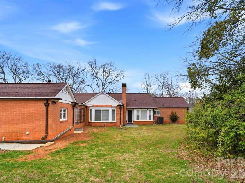 2637 Armstrong Circle, Gastonia, NC 28054.  MLS# CAR4351370, YatesRealty ID 20348. 