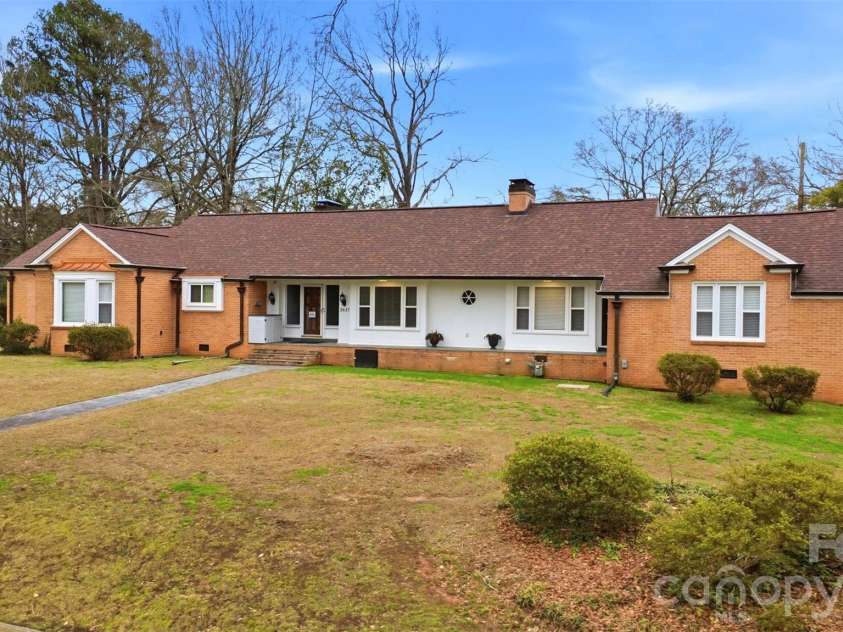 2637 Armstrong Circle, Gastonia, NC 28054.  MLS# CAR4351370, YatesRealty ID 20348. 