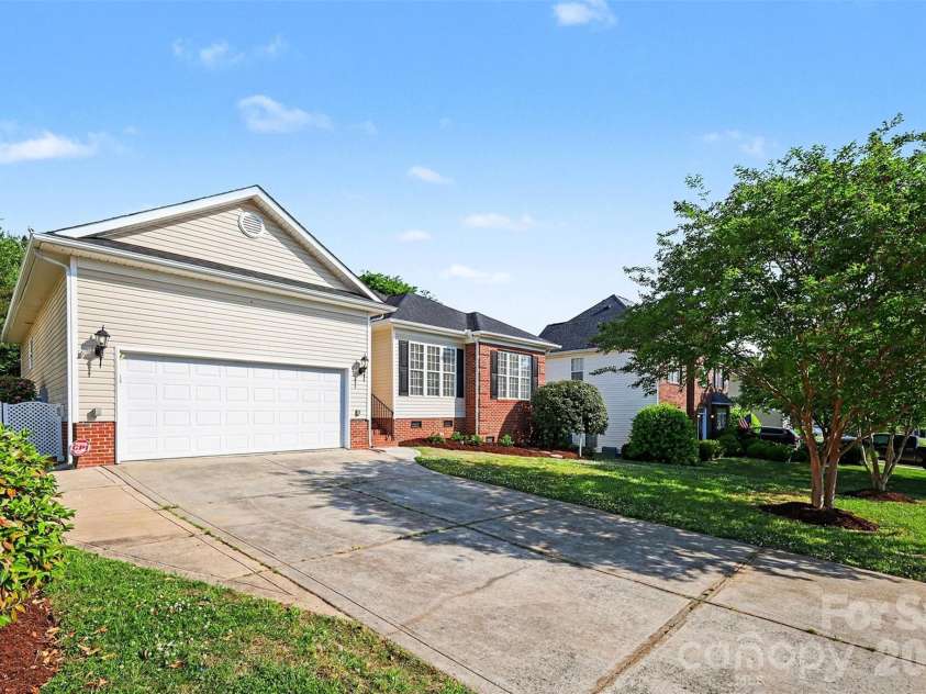 208 Riverfront Parkway, Mount Holly, NC 28120.  MLS# CAR4372990, YatesRealty ID 20349. 