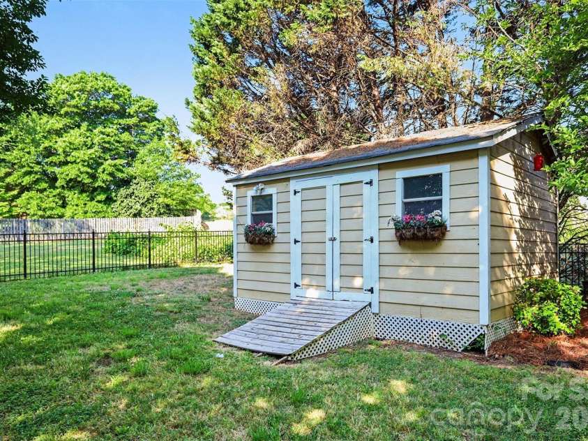 208 Riverfront Parkway, Mount Holly, NC 28120.  MLS# CAR4372990, YatesRealty ID 20349. 