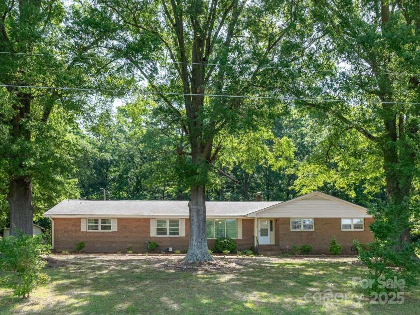 160 Eagle Drive, Salisbury, NC 28144.  MLS# CAR4259304, YatesRealty ID 20350. 