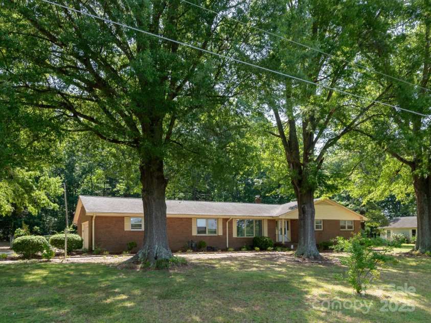 160 Eagle Drive, Salisbury, NC 28144.  MLS# CAR4259304, YatesRealty ID 20350. 