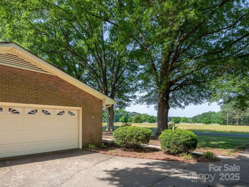160 Eagle Drive, Salisbury, NC 28144.  MLS# CAR4259304, YatesRealty ID 20350. 