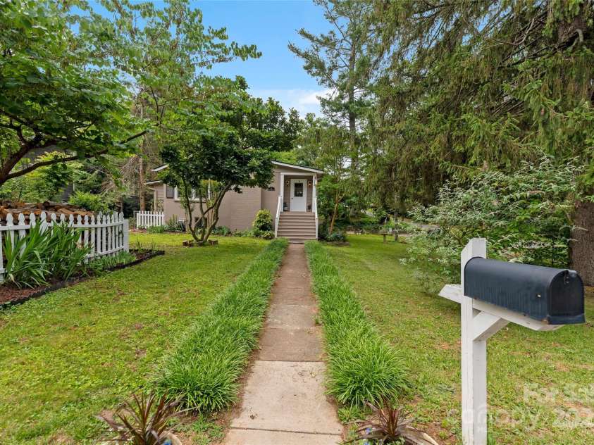 261 Forest Hill Drive, Asheville, NC 28803.  MLS# CAR4269408, YatesRealty ID 20353. 