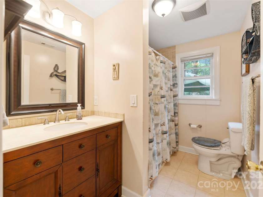 261 Forest Hill Drive, Asheville, NC 28803.  MLS# CAR4269408, YatesRealty ID 20353. Full bathroom