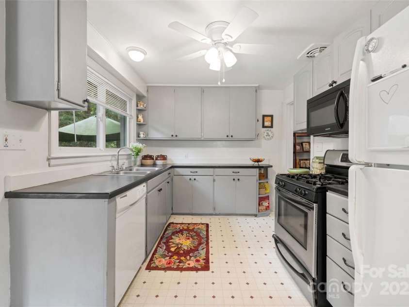 261 Forest Hill Drive, Asheville, NC 28803.  MLS# CAR4269408, YatesRealty ID 20353. Sweet Kitchen