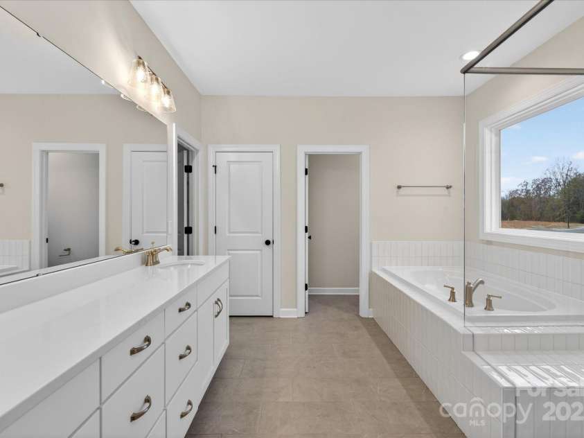 11020 Tyler Brook Lane, Mint Hill, NC 28227.  MLS# CAR4223643, YatesRealty ID 20354. Premier Bath