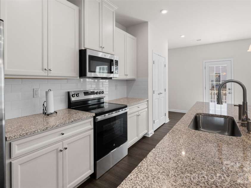 1409 May Apple Drive, Matthews, NC 28104.  MLS# CAR4375083, YatesRealty ID 20354. 