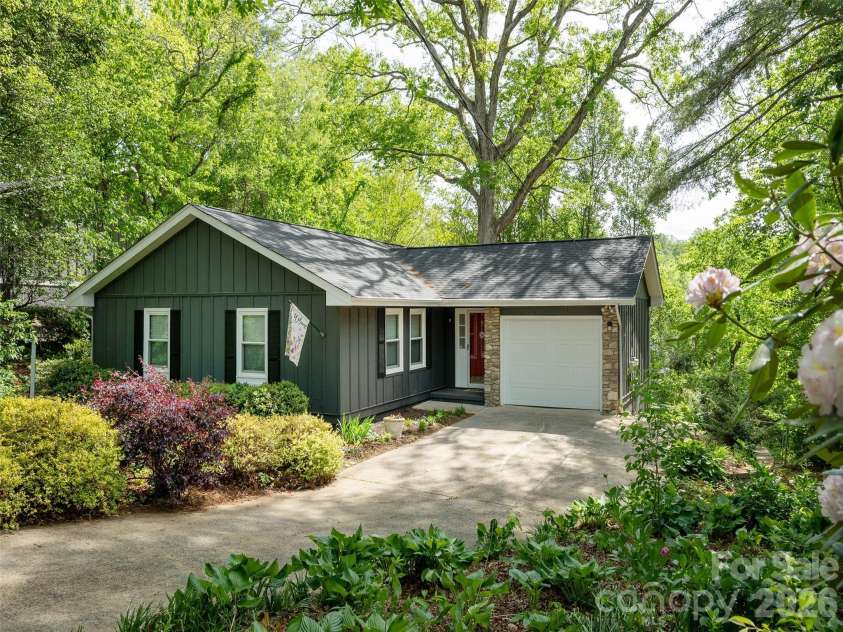 40 Fieldcrest Road, Arden, NC 28704.  MLS# CAR4377823, YatesRealty ID 20358. 