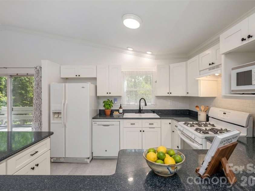 40 Fieldcrest Road, Arden, NC 28704.  MLS# CAR4377823, YatesRealty ID 20358. 