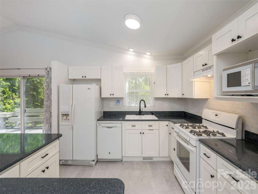 40 Fieldcrest Road, Arden, NC 28704.  MLS# CAR4377823, YatesRealty ID 20358. 