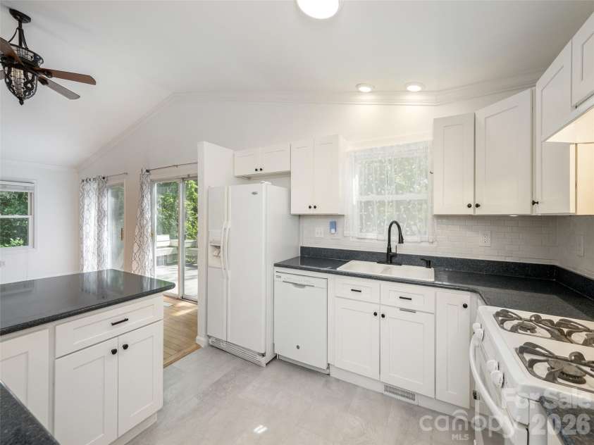 40 Fieldcrest Road, Arden, NC 28704.  MLS# CAR4377823, YatesRealty ID 20358. 
