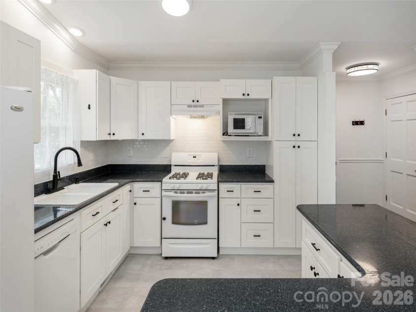 40 Fieldcrest Road, Arden, NC 28704.  MLS# CAR4377823, YatesRealty ID 20358. 