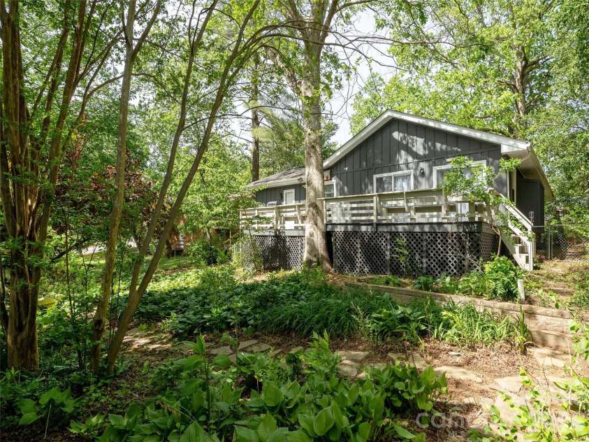 40 Fieldcrest Road, Arden, NC 28704.  MLS# CAR4377823, YatesRealty ID 20358. 