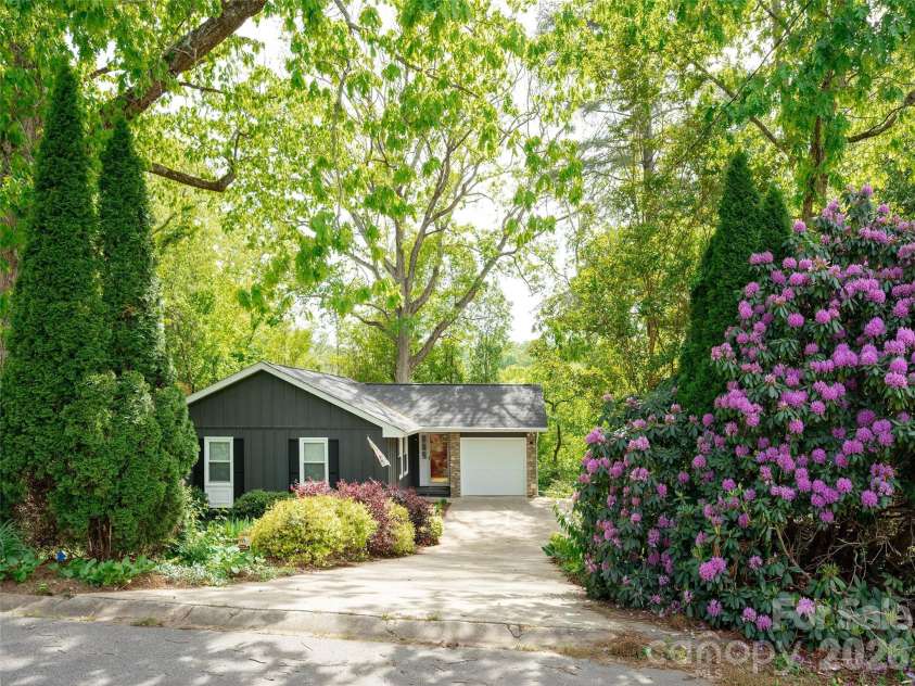 40 Fieldcrest Road, Arden, NC 28704.  MLS# CAR4377823, YatesRealty ID 20358. 