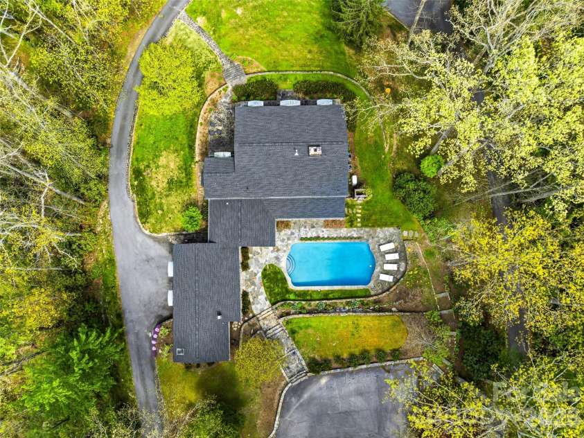 10 Kalimar Heights, Hendersonville, NC 28739.  MLS# CAR4376746, YatesRealty ID 20362. 