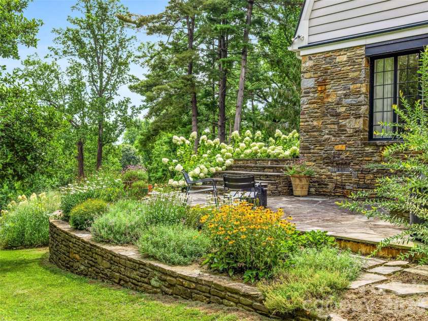 10 Kalimar Heights, Hendersonville, NC 28739.  MLS# CAR4376746, YatesRealty ID 20362. 