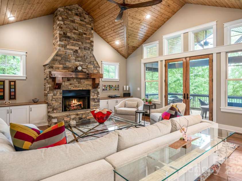 807 Hollybrook Drive, Flat Rock, NC 28731.  MLS# CAR4272086, YatesRealty ID 20364. 