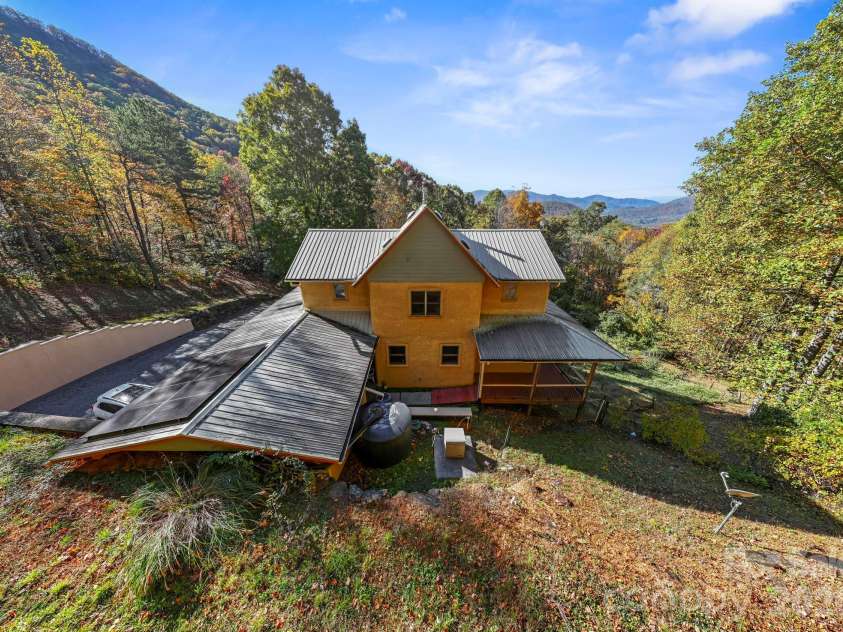 97 Old Cove Road, Black Mountain, NC 28711.  MLS# CAR4359155, YatesRealty ID 20366. This can be your get away home