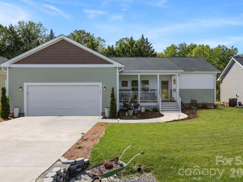 143 Beechnut Drive, Hendersonville, NC 28739.  MLS# CAR4375324, YatesRealty ID 20367. 