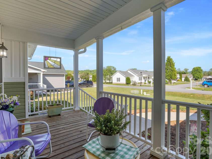 143 Beechnut Drive, Hendersonville, NC 28739.  MLS# CAR4375324, YatesRealty ID 20367. 