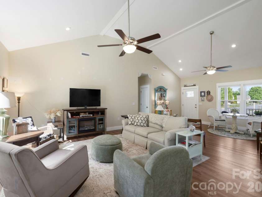 143 Beechnut Drive, Hendersonville, NC 28739.  MLS# CAR4375324, YatesRealty ID 20367. 