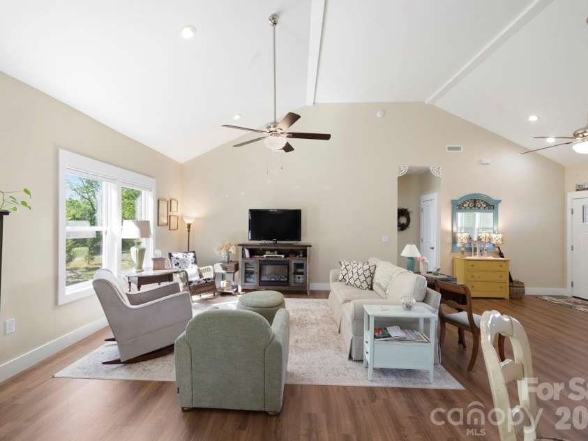 143 Beechnut Drive, Hendersonville, NC 28739.  MLS# CAR4375324, YatesRealty ID 20367. 