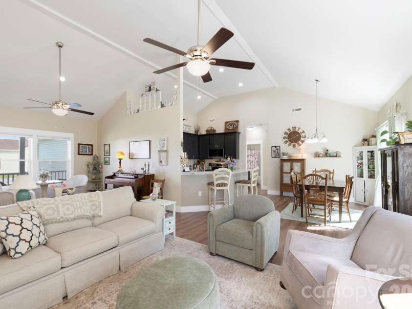 143 Beechnut Drive, Hendersonville, NC 28739.  MLS# CAR4375324, YatesRealty ID 20367. 