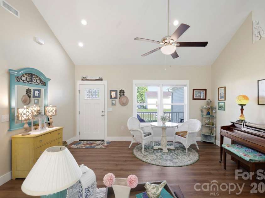 143 Beechnut Drive, Hendersonville, NC 28739.  MLS# CAR4375324, YatesRealty ID 20367. 