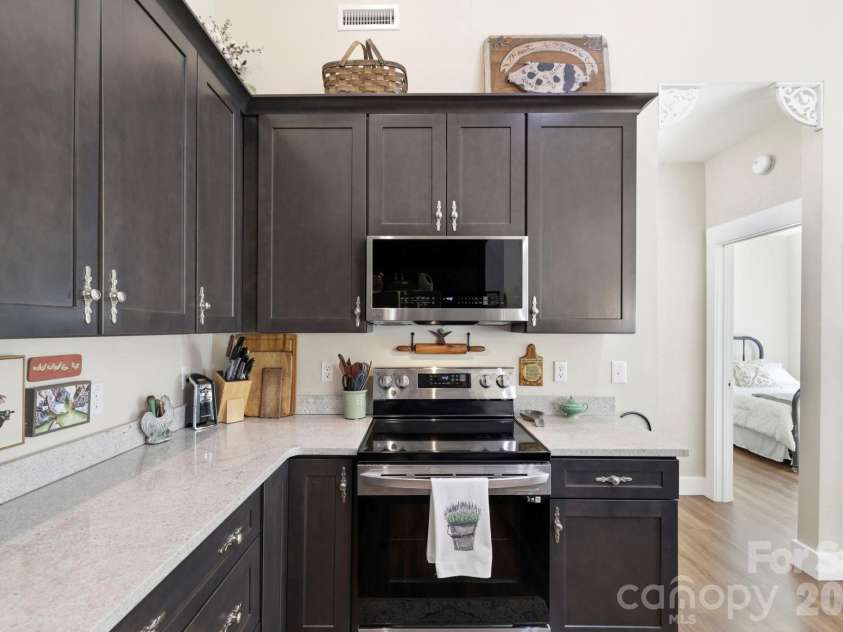 143 Beechnut Drive, Hendersonville, NC 28739.  MLS# CAR4375324, YatesRealty ID 20367. 