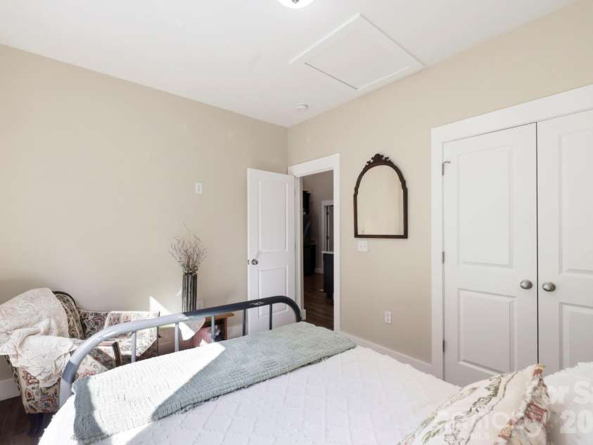 143 Beechnut Drive, Hendersonville, NC 28739.  MLS# CAR4375324, YatesRealty ID 20367. 