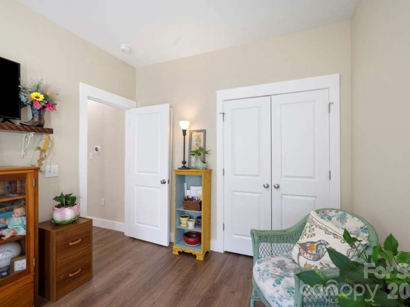 143 Beechnut Drive, Hendersonville, NC 28739.  MLS# CAR4375324, YatesRealty ID 20367. 