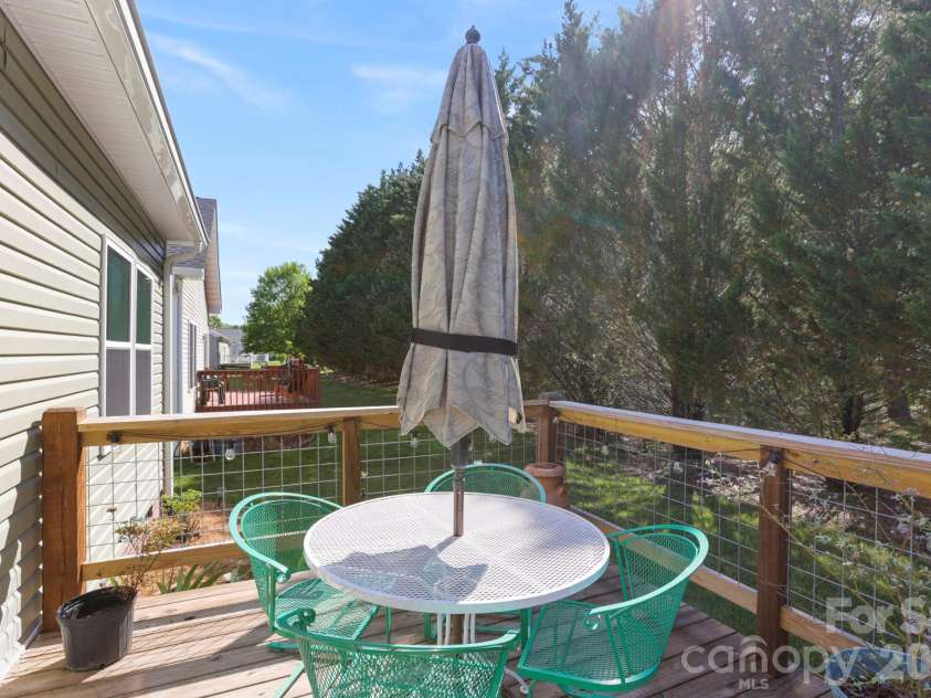 143 Beechnut Drive, Hendersonville, NC 28739.  MLS# CAR4375324, YatesRealty ID 20367. 
