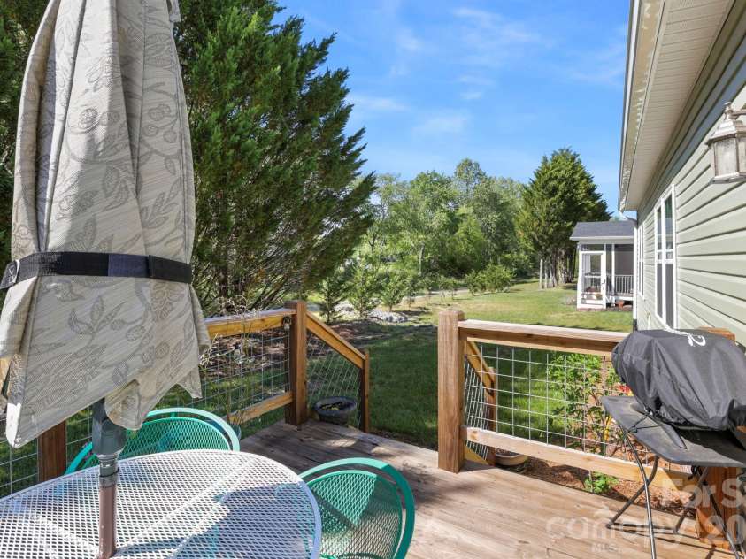 143 Beechnut Drive, Hendersonville, NC 28739.  MLS# CAR4375324, YatesRealty ID 20367. 