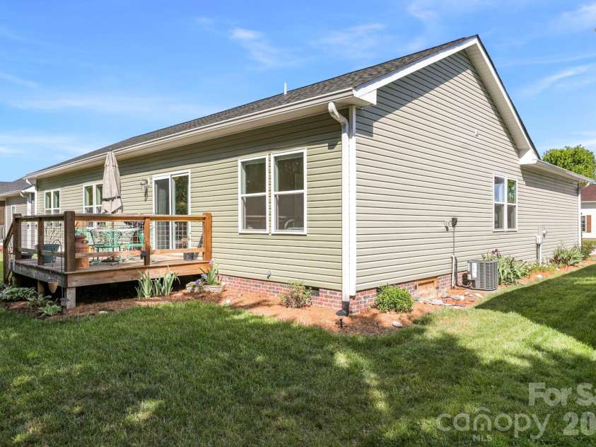 143 Beechnut Drive, Hendersonville, NC 28739.  MLS# CAR4375324, YatesRealty ID 20367. 