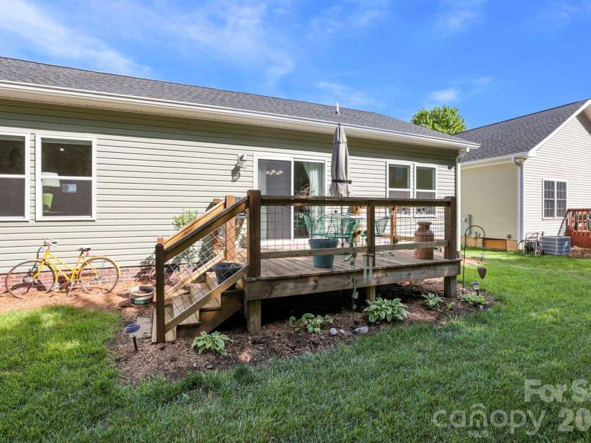 143 Beechnut Drive, Hendersonville, NC 28739.  MLS# CAR4375324, YatesRealty ID 20367. 