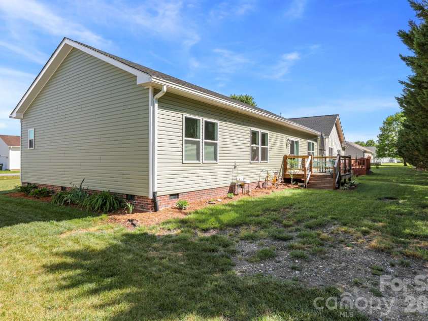143 Beechnut Drive, Hendersonville, NC 28739.  MLS# CAR4375324, YatesRealty ID 20367. 