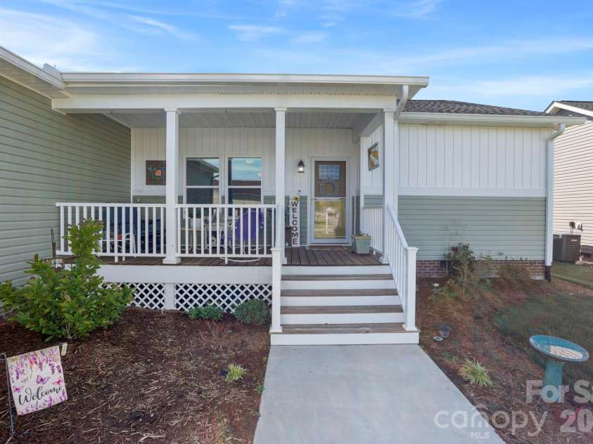 143 Beechnut Drive, Hendersonville, NC 28739.  MLS# CAR4375324, YatesRealty ID 20367. 