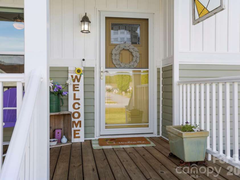 143 Beechnut Drive, Hendersonville, NC 28739.  MLS# CAR4375324, YatesRealty ID 20367. 