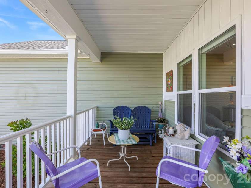 143 Beechnut Drive, Hendersonville, NC 28739.  MLS# CAR4375324, YatesRealty ID 20367. 