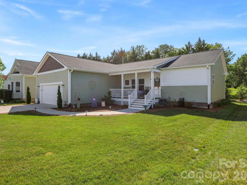 143 Beechnut Drive, Hendersonville, NC 28739.  MLS# CAR4375324, YatesRealty ID 20367. 