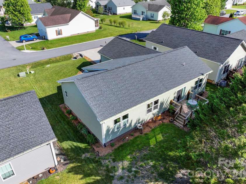 143 Beechnut Drive, Hendersonville, NC 28739.  MLS# CAR4375324, YatesRealty ID 20367. 