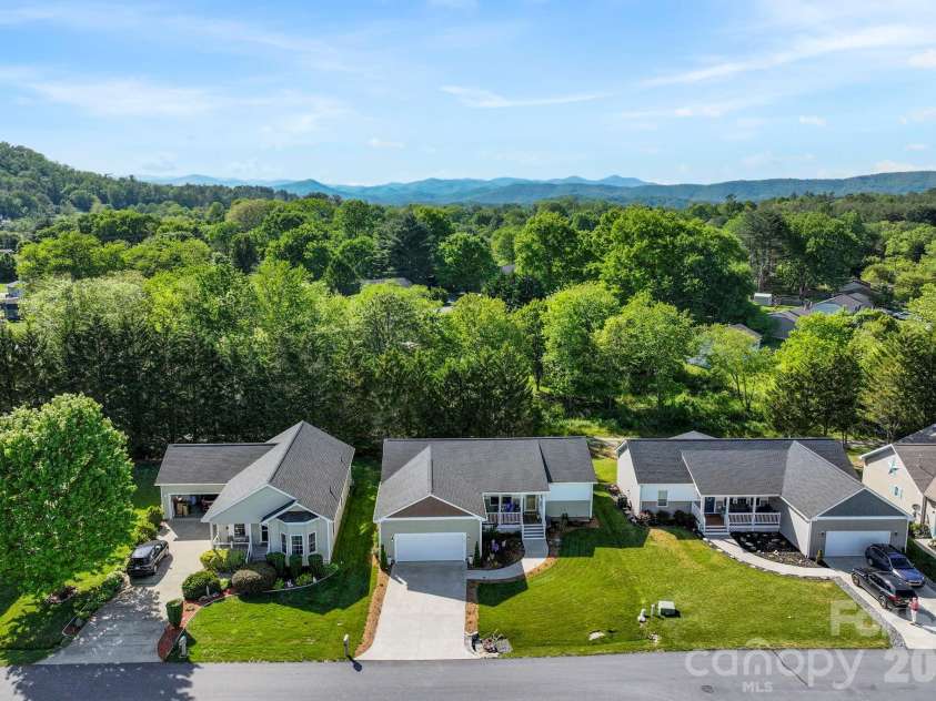 143 Beechnut Drive, Hendersonville, NC 28739.  MLS# CAR4375324, YatesRealty ID 20367. 