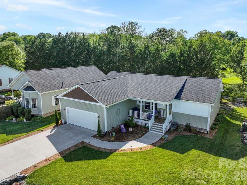 143 Beechnut Drive, Hendersonville, NC 28739.  MLS# CAR4375324, YatesRealty ID 20367. 