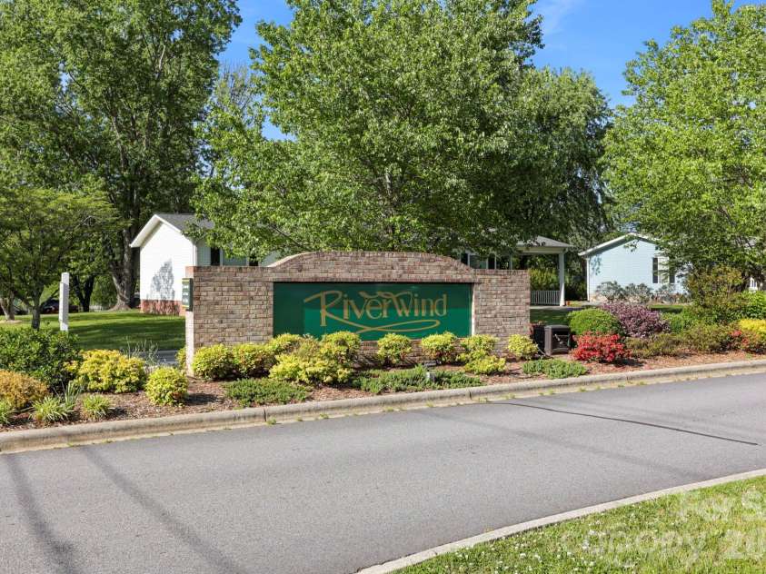 143 Beechnut Drive, Hendersonville, NC 28739.  MLS# CAR4375324, YatesRealty ID 20367. 