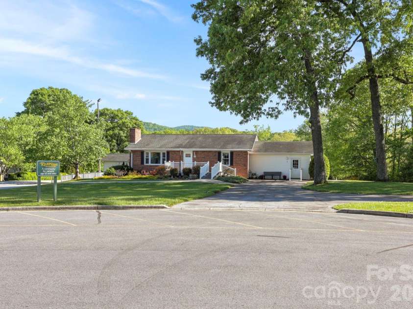 143 Beechnut Drive, Hendersonville, NC 28739.  MLS# CAR4375324, YatesRealty ID 20367. 