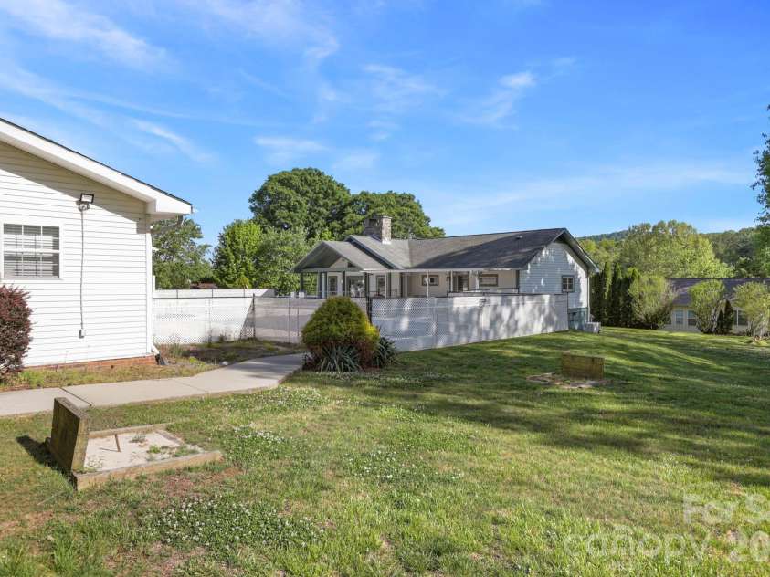 143 Beechnut Drive, Hendersonville, NC 28739.  MLS# CAR4375324, YatesRealty ID 20367. 