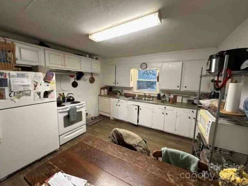 910 McGowan Road, Shelby, NC 28150.  MLS# CAR4251962, YatesRealty ID 20367. Large, eat-in kitchen