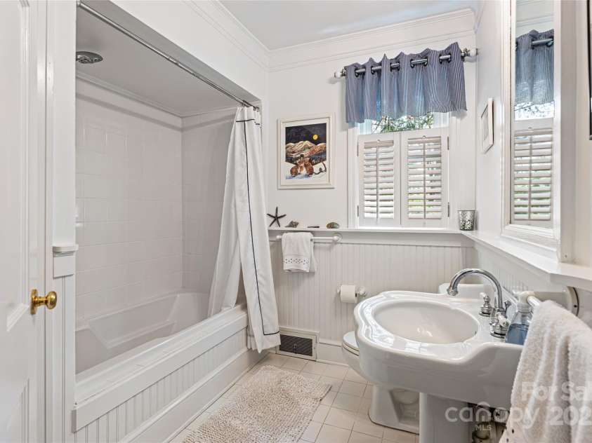 54 Fairway Road, Asheville, NC 28804.  MLS# CAR4238244, YatesRealty ID 2037. Full Guest Bathroom.